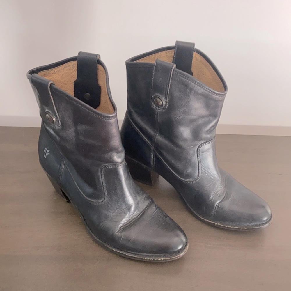Black short FRYE boots - size 7